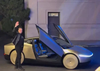 Elon Musk geleceğin otomobilini test ederken görüldü