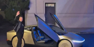 Elon Musk geleceğin otomobilini test ederken görüldü