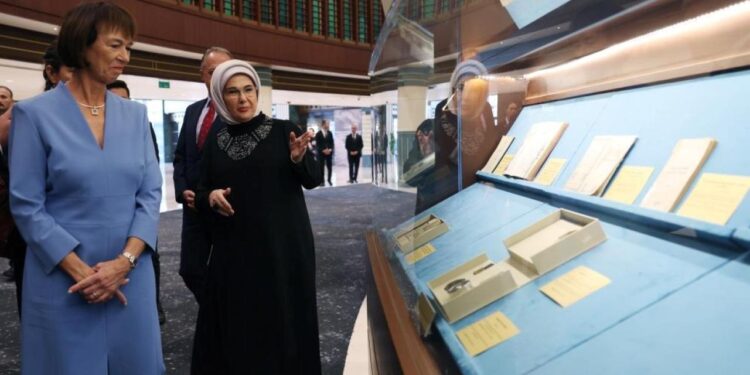 Emine Erdoğan, Almanya Başbakanı Merz’in eşiyle Millet Kütüphanesi’ni ziyaret etti