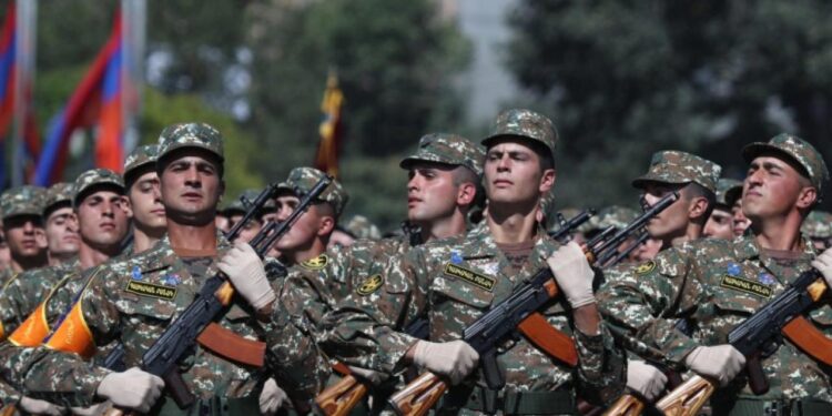 Ermenistan’da zorunlu askerlik süresi kısaltıldı