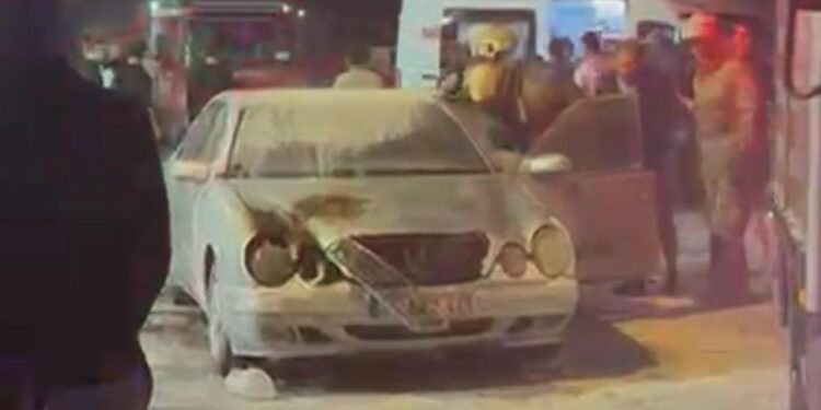 Eşiyle kavga etti, otomobiliyle birlikte kendini ateşe verdi