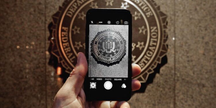 FBI’dan tüm dünyaya acil uyarı! Telefonlarınızdan bunları derhal silin…