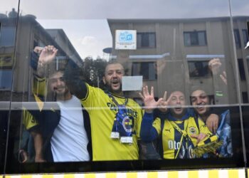 Fenerbahçe taraftarı, Tüpraş Stadı’na hareket etti