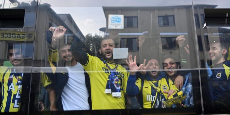 Fenerbahçe taraftarı, Tüpraş Stadı’na hareket etti