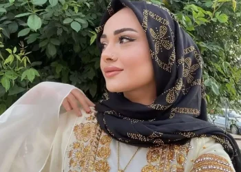 Pınar Cilit not eşliğinde başörtüsünü çıkardı