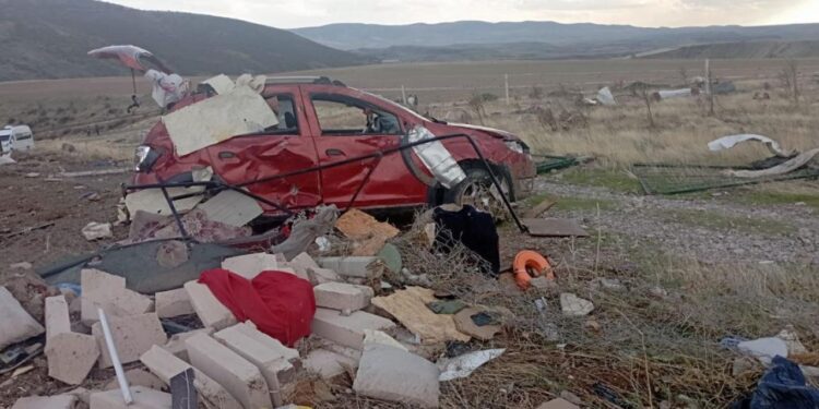 Fırtına ve hortum! Baba öldü, 3 çocuğu yaralı