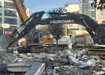 Gebze’de enkaz kaldırılıyor: Ekipler zeminde inceleme yapıyor!