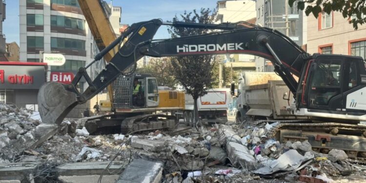 Gebze’de enkaz kaldırılıyor: Ekipler zeminde inceleme yapıyor!