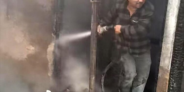 Giresun’da yıldırım düştü: Evde yangın çıktı, cami hasar gördü