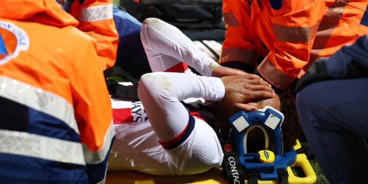 Gözyaşlarını tutamadı! Sahadan sedyeyle çıkarıldı