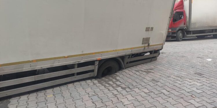 Güngören’de kamyon, çöken yolda oluşan çukura saplandı