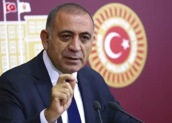 Gürsel Tekin’den Kritik Uyarı: Madde Bağımlılığına Dikkat