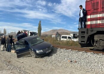 Hemzemin geçitten geçmeye çalışan otomobile lokomotif çarptı