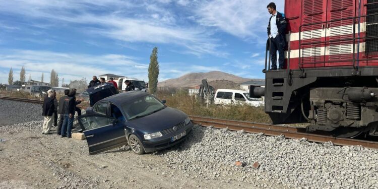 Hemzemin geçitten geçmeye çalışan otomobile lokomotif çarptı