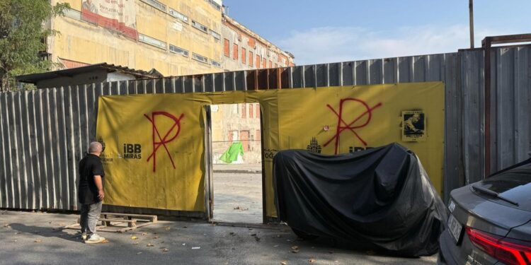 İBB’den otopark eziyeti: Karaköy ve Mercan esnafı dükkanlarını kapatıyor