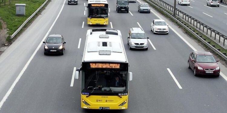 İETT otobüsünde dehşet: Şoförü ve 2 yolcuyu bıçaklayıp kaçtı