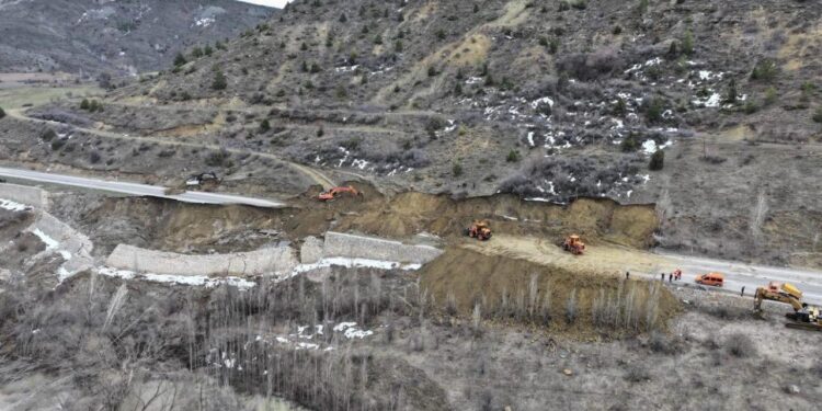 İki il arasındaki kara yolu ulaşıma kapanmıştı: Bölgede çalışmalar sürüyor!