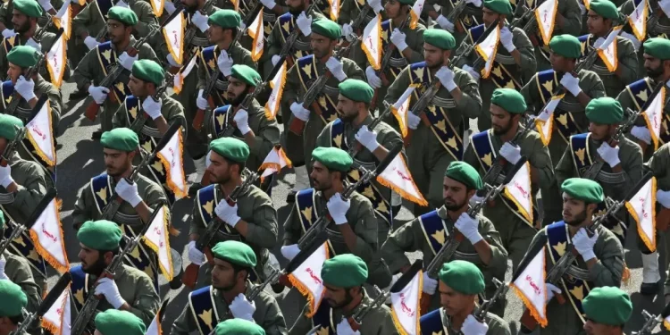 İran, Devrim Muhafızlarıyla en üst düzey hazırlık ilan etti