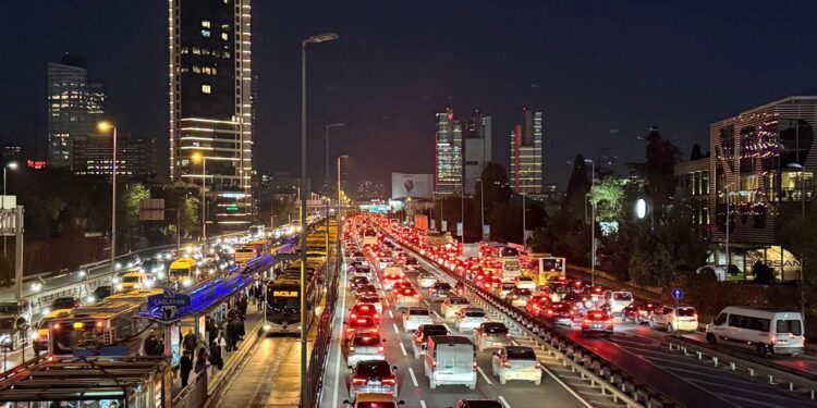 İstanbul’da akşam manzarası: Yoğunluk yüzde 83’e çıktı!