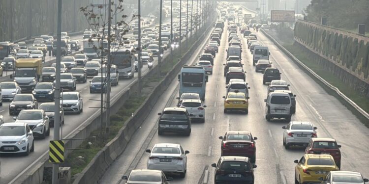 İstanbul’da haftanın ilk iş gününde trafik yoğunluğu yaşanıyor