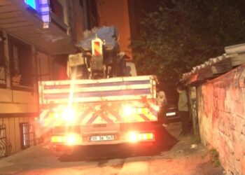 İstanbul’da korku dolu anlar! Sokağa dalan vinç dehşet saçtı!