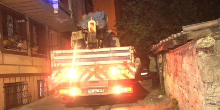 İstanbul’da korku dolu anlar! Sokağa dalan vinç dehşet saçtı!