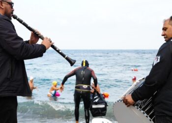 İsveç’e yüzerek gidecek: Türkiye’den davul zurnayla uğurlandı