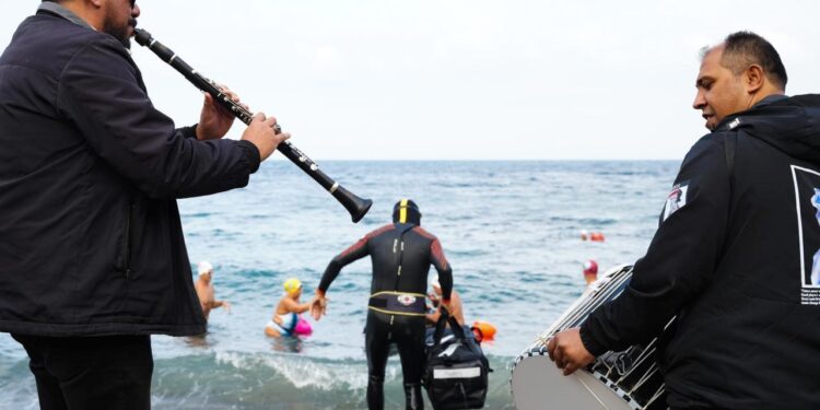 İsveç’e yüzerek gidecek: Türkiye’den davul zurnayla uğurlandı