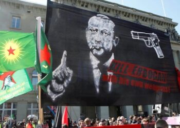 İsviçre Mahkemesi cezaları onadı:  “Erdoğan’ı Öldür” pankartı taşıyan 4 kişi için karar!