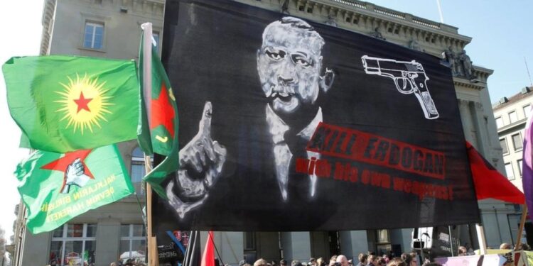 İsviçre Mahkemesi cezaları onadı:  “Erdoğan’ı Öldür” pankartı taşıyan 4 kişi için karar!