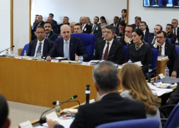 İYİ Partili ismin sözleri sonrası, Kurtulmuş sert tepki gösterip komisyonu terk etti!