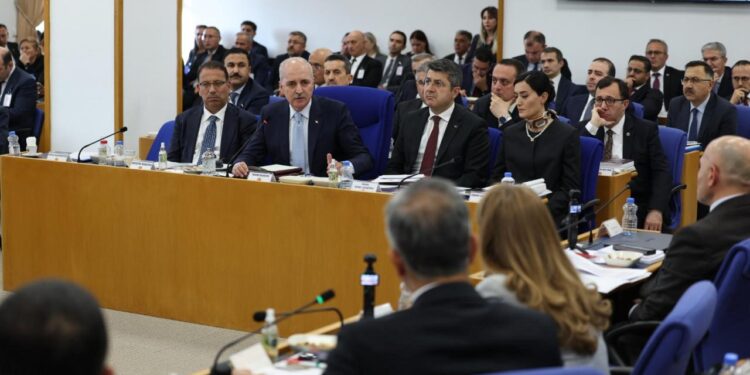 İYİ Partili ismin sözleri sonrası, Kurtulmuş sert tepki gösterip komisyonu terk etti!