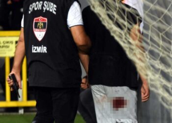İzmir derbisinde saldırı: Bir taraftar hastaneye kaldırıldı