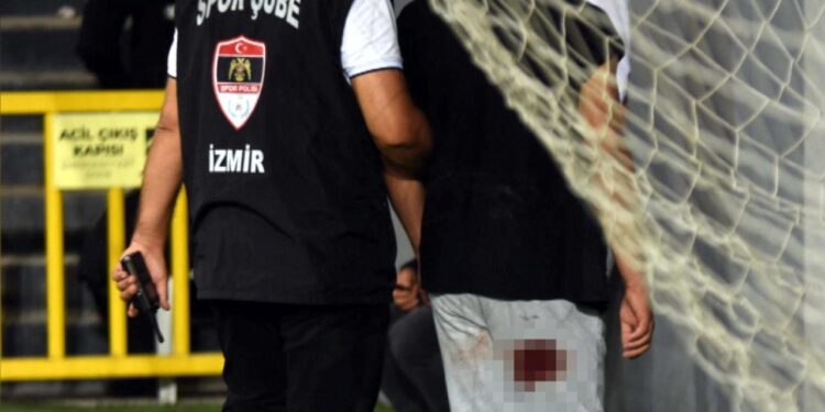 İzmir derbisinde saldırı: Bir taraftar hastaneye kaldırıldı