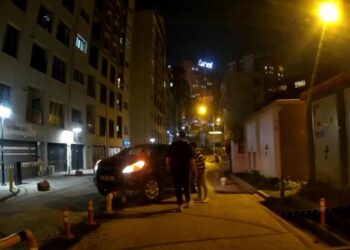 Kağıthane’de ters yöne giren araç sürücüsü bariyerlerde asılı kaldı