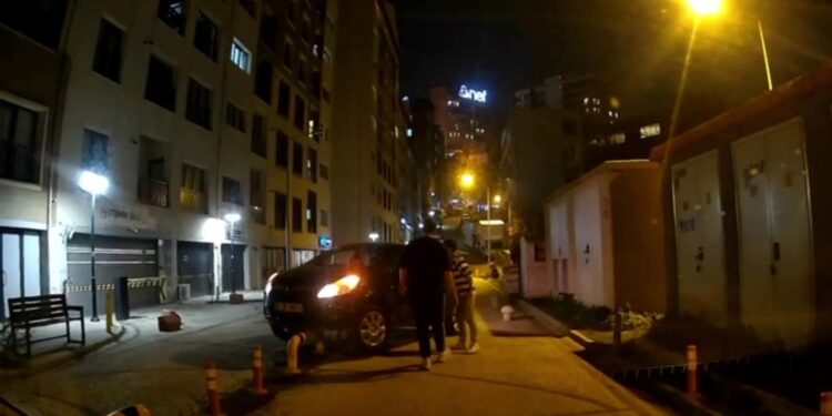 Kağıthane’de ters yöne giren araç sürücüsü bariyerlerde asılı kaldı