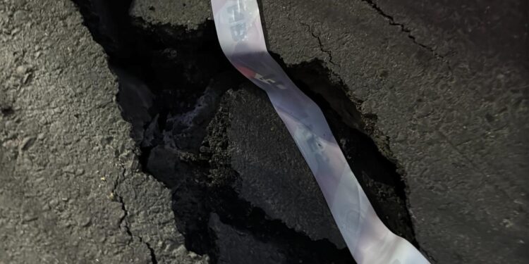 Kağıthane’de yol çöktü