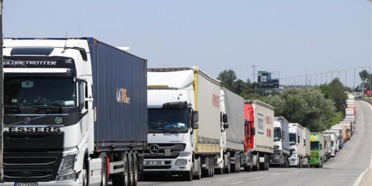 Kapıkule’de TIR kuyruğu çilesi: Çift yönlü tam 7’şer kilometre!
