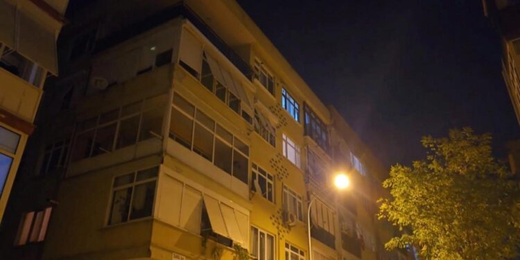 Kartal’da çatlaklar oluşan 4 katlı bina tahliye edildi