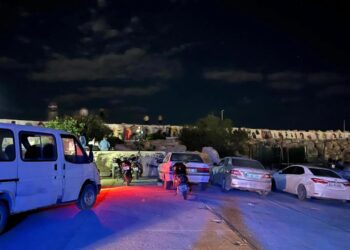 Kayalıklarda yürürken denize düşüp, ağır yaralandı