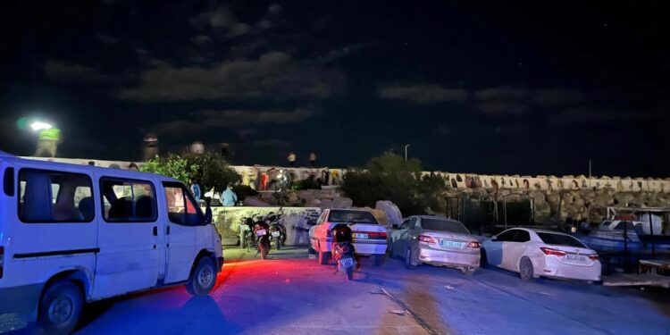 Kayalıklarda yürürken denize düşüp, ağır yaralandı