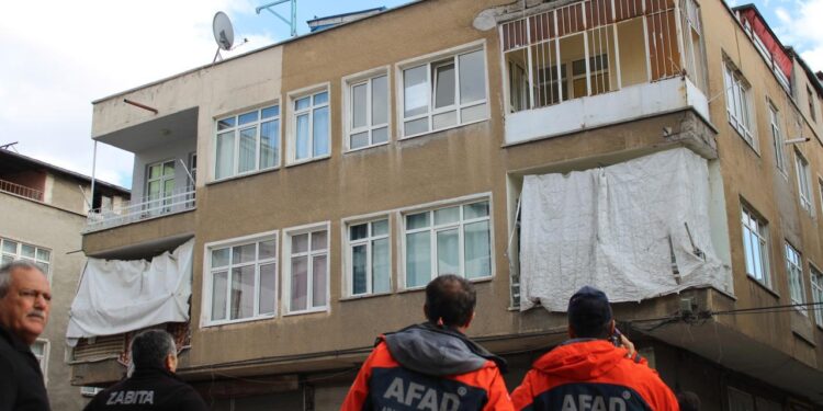 Kayseri’de hareketli anlar: Yıkılma tehlikesi olan bina boşaltıldı!