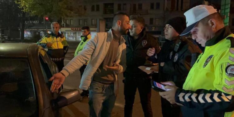 Kimlik isteyen polise sosyal medyasını açtı