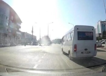 Kırmızı ışıkta geçen dolmuş şoförü yolcuların canını hiçe saydı