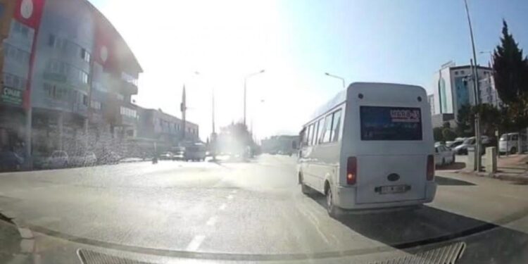 Kırmızı ışıkta geçen dolmuş şoförü yolcuların canını hiçe saydı