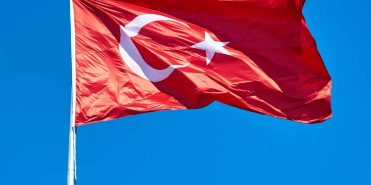 Kocaeli’de bayrak ihlali: 3 kişi adli kontrolle tutuklandı