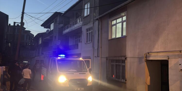 Kocaeli’de kolonlarında çatlak oluşan 3 katlı bina tahliye edildi