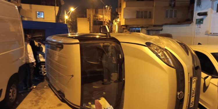 Kontrolden çıkan otomobil yan döndü: Yaralı var