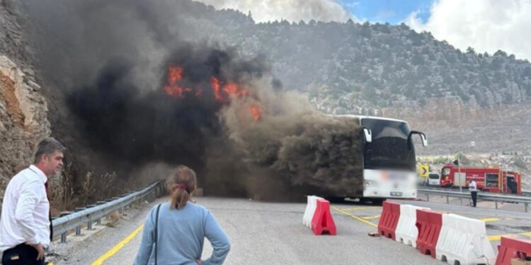 Konya’da facia: Yolcu otobüsü alev aldı