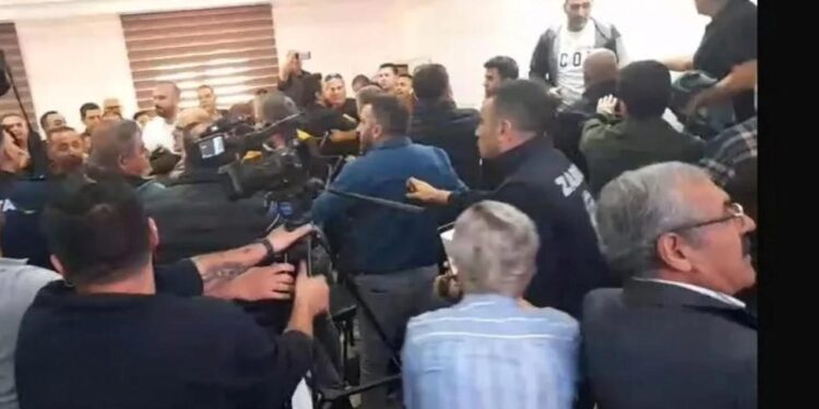 Kuşadası Belediye Meclisi ringe döndü: CHP’li üye İYİ Partili yöneticiye yumruk attı